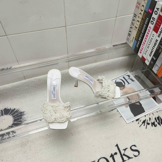 Jimmy Choo 周仰杰缎面珍珠穆勒拖，优雅贵气珍珠编织配缎面，尽显温润优雅。手工串珠编织不磨脚，通勤逛街走一天不累。鞋面方头珍珠编织不顶脚，黑白两色百搭实