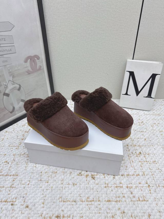 出厂 高版本 Celine 塞琳25Wf秋冬新品厚底毛毛半拖毛拖 思琳这双鞋简直是时髦与舒适的完美结合 穿上它 仿佛一秒置身于浪漫的巴黎街头。 厚底设计堪称小个
