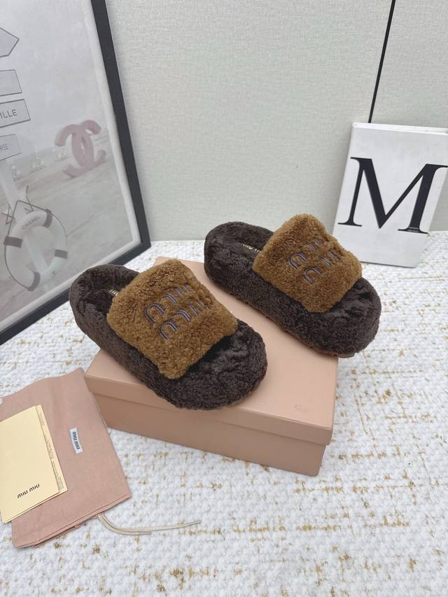 出厂 高版本 Miu Miu 缪缪25Wf秋季新品字母厚底毛拖 寒风瑟瑟的季节 时髦精的冬日挚爱 一双温暖又吸睛的毛拖成了出街利器 这双毛拖绝对是今年不能错过的