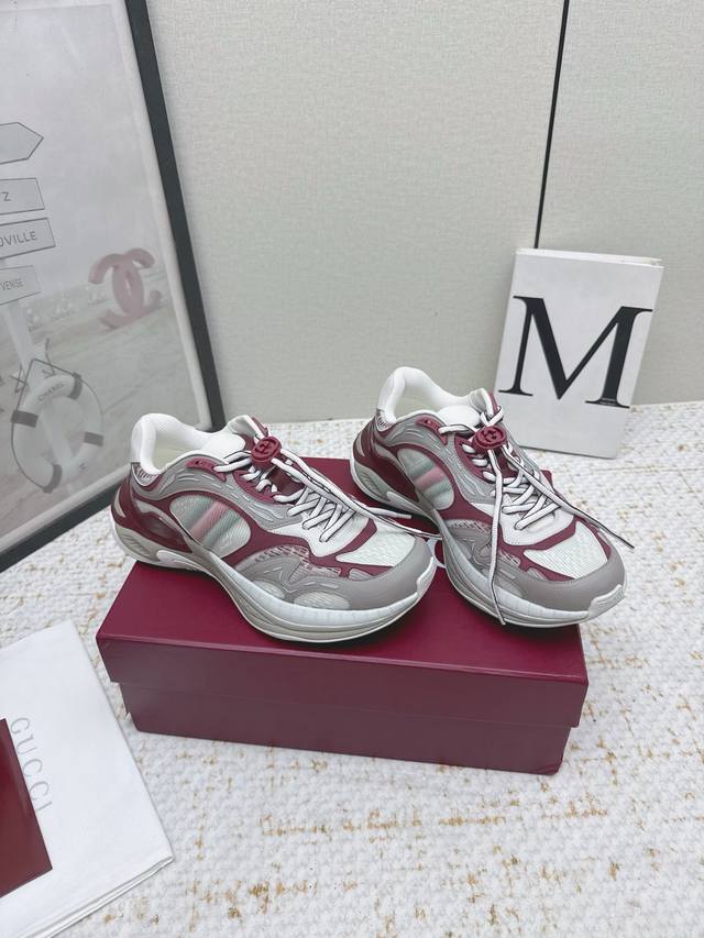 出厂 高版本 情侣款Gucci 古驰2026新款 2.0 复古休闲 情侣款 代购级 原版购入开发 Gucci 2.0焕新演绎品牌标志性条纹织带元素 这款焕新诠释