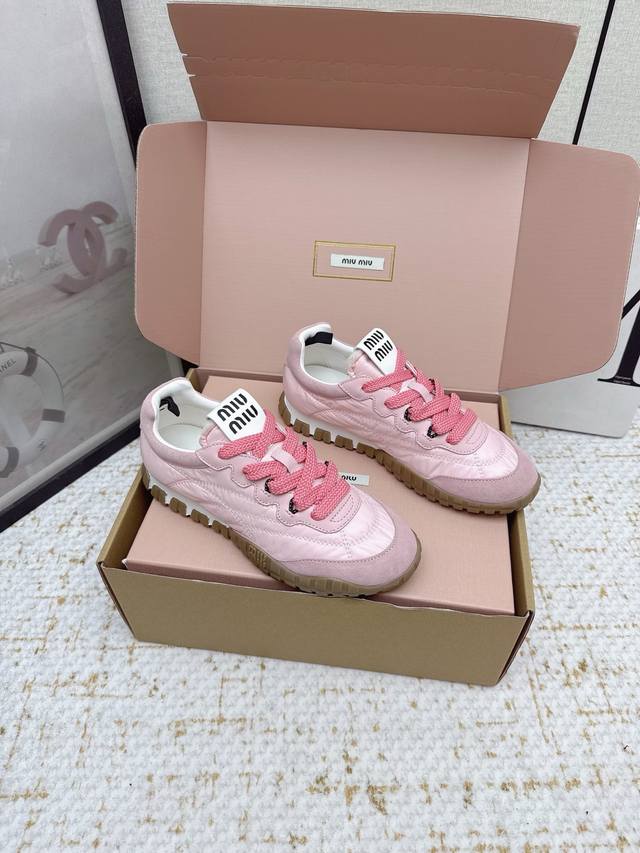 出厂 扣子+40 Miu Miu 25Ss 春夏新款走秀Miumiu 德训 休闲鞋秀场工艺来自Miu Miu系列的细节特写 新季的潮流此刻挚爱的概念 多元对撞