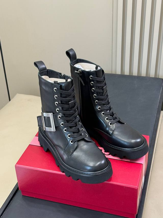 代购版 Rv秋冬必备！ Rv Viv Ranger Truck 方扣短靴子 今年秋冬的第一双短靴必备有这双靴子的位置甜酷风的设计可盐可甜，5公分增高舒适好走 全