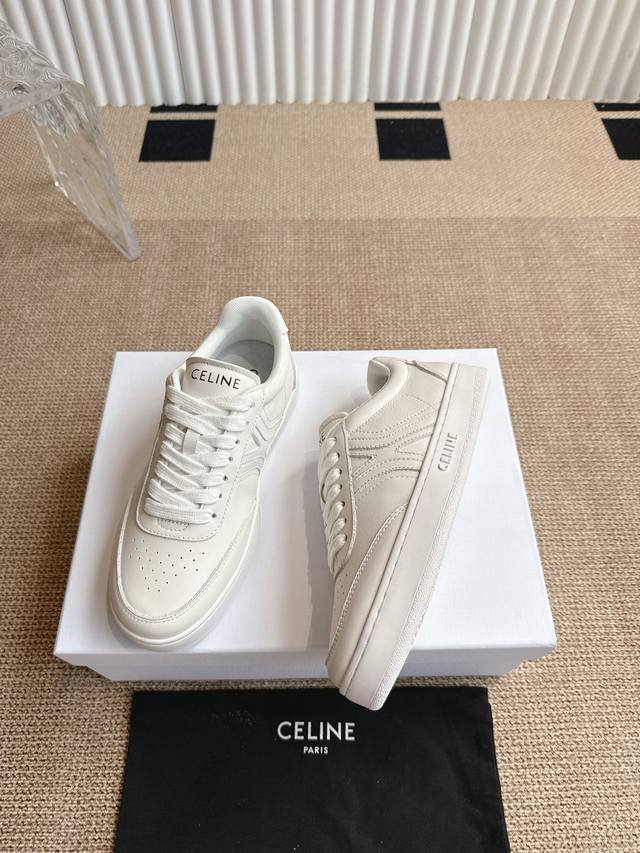 Celine 赛琳25秋冬新品经典厚底休闲小白鞋最火单品之一！刘雯 杨幂 Lisa同款，华丽又实用，本身的质感符合休闲华丽这个看似矛盾的风格，而其皮件及配件从皮