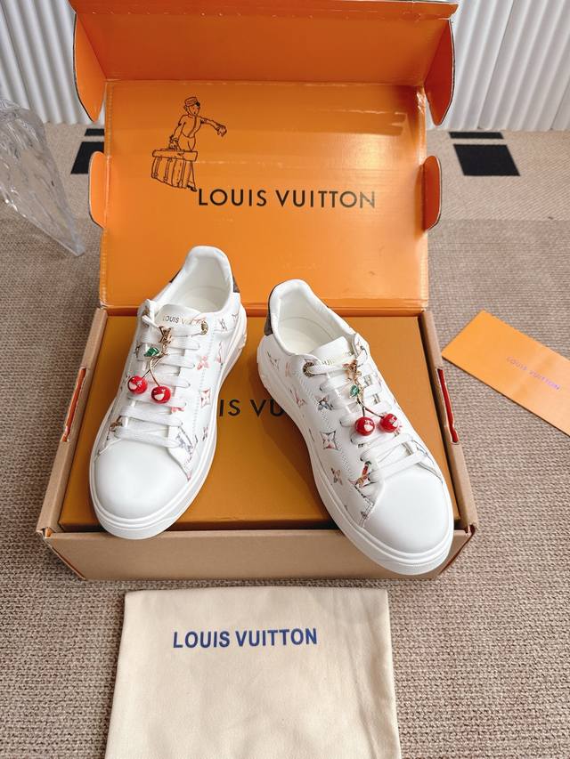 顶级版本 配饰60 Louis Vuitton 路易威登Time Out休闲板鞋 小白鞋 本款Time Out运动鞋拼接牛皮革与 Monogram 丹宁布，与当