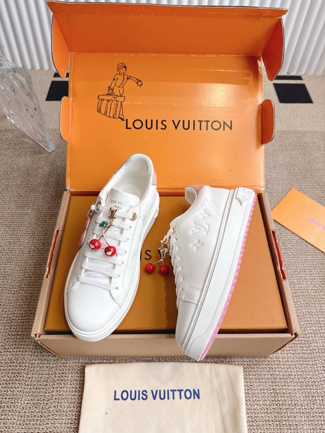 顶级版本 配饰60 Louis Vuitton 路易威登Time Out休闲板鞋 小白鞋 本款Time Out运动鞋拼接牛皮革与 Monogram 丹宁布，与当