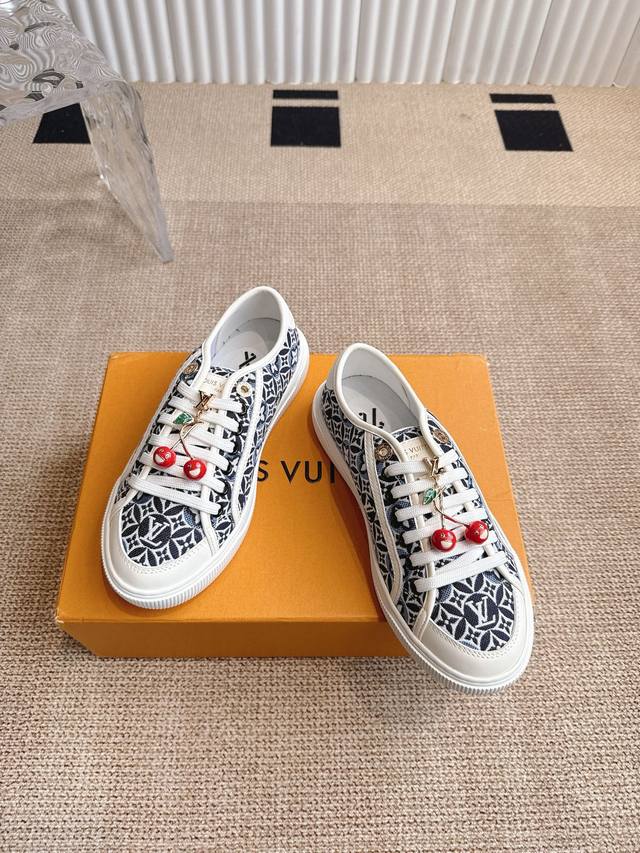扣60Lv 路易威登Lagoon 运动鞋 Lv Lagoon 运动鞋取材 Monogram 丹宁布，为经典设计注入复古气息。皮革饰边跃现路易威登标识，铭纹孔眼、