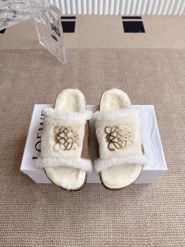 Loewe X Birkenstock 罗意威X勃肯鞋毛毛鞋 博肯皮革绒面双扣时尚休闲平底鞋 牛皮绒面革质地柔软搭配可调节鞋扣提升穿着舒适度⑤ 人体工学设计分散