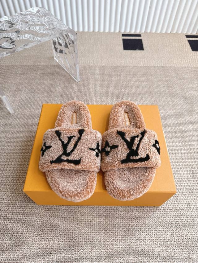 Louis Vuitton 路易威登毛毛鞋 本款 Paseo Comfort 平底毛拖采用细腻羊毛为宽幅 字母和 Monogram 花卉，再以羊毛鞋底围裹轻柔暖