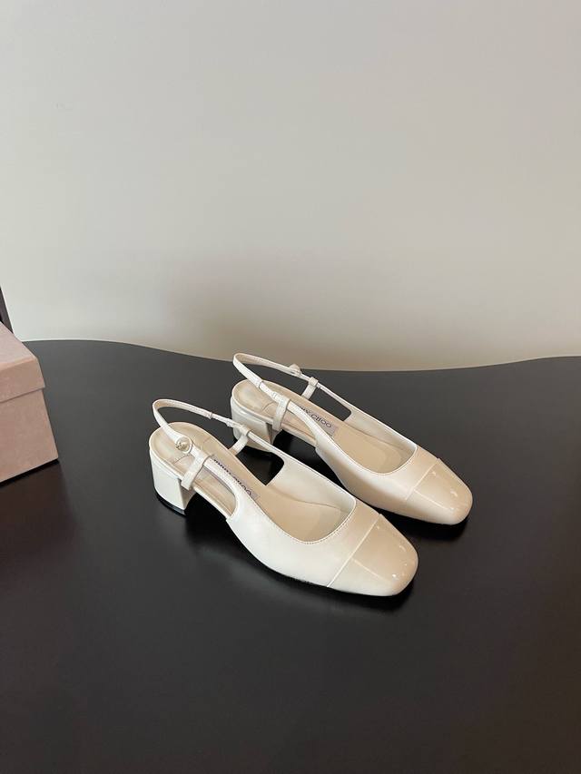 最高版本 Jimmy Choo 最高品质 最新拼接小跟 单鞋 同步专柜 主打精致 舒适度休闲 甜美 无解风都轻松满足 Blingbling 迎面扑来高贵典雅的气