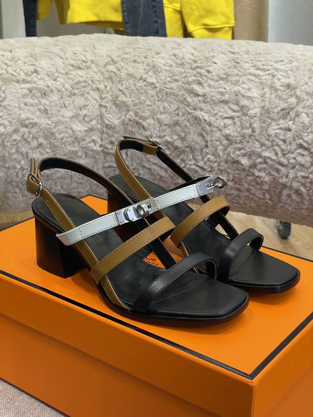 Hermes 爱马仕 C New Arrival～ H家 春夏最好看凉鞋，不接受反驳 精致简约的造型，搭配Kelly扣，很高级哦！ 甄选小牛皮材质，羊皮内里，意