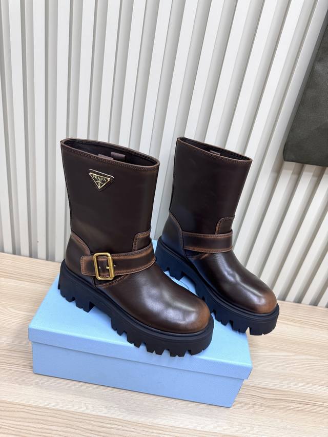 Prada 普拉达情侣款马丁靴来了，穿着舒适高雅 专柜原版开模大底1:1复刻 采用 防滑耐磨 进口Tpu锡模抽真空大底 坦克成型厚底 面料：进口防爆裂牛皮 内里