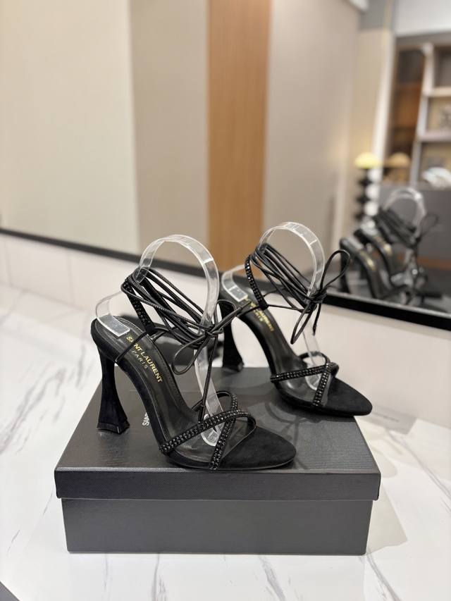 出厂价Pp： Ysl 圣罗兰钻带优雅大气高跟凉鞋 2025全新春夏系列后带高跟凉鞋 ！ 尖头高跟凉鞋淡淡的夏日里怎么少得了一双仙女鞋 各种小裙子搭配起来 完全不