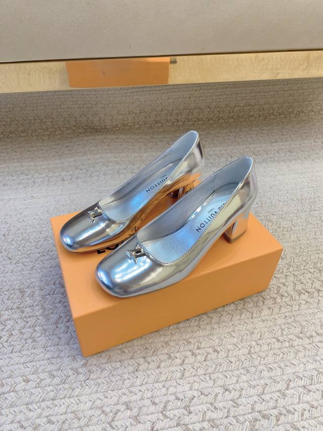 Louis Vutto*Ss25新款方头粗跟玛丽珍款 原版套楦 顶级品质 材质 鞋面：进口牛皮 内里：进口羊皮里 大底：真皮大底 跟高：5.5Cm 码数：35-