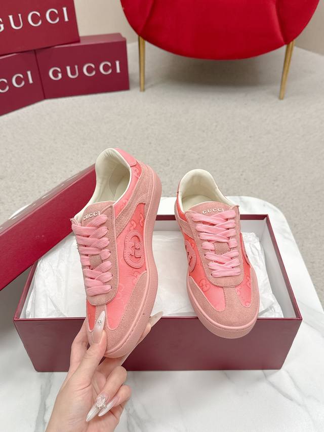 女 Gucci 最新款 阿甘鞋 德训鞋 休闲鞋 复古时尚 简约高级 随意搭配 上脚非常轻便舒适鞋面原版牛皮面 网面拼接 羊皮内里 最新开模原版大底码数:女35-