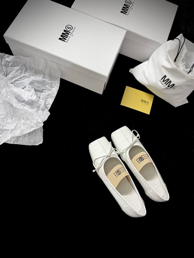 Maison Margiela* 新品 方头玛丽珍 新玩法 把复古甜飒和未来极简拧成王炸 方头裁出利落棱角 绑带轻晃漫溢出法式慵懒 鳄鱼压纹暗戳戳藏着先锋肌理
