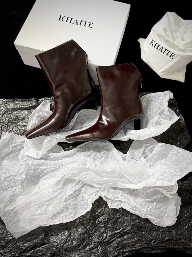 Khait* 新品 这双短靴 是时髦精的 狠角色 利落方头 + 异型跟 自带气场Buff 油蜡皮纹理高级又独特 上脚秒变街头焦点 搭配裙装裤装都炸场 踩它出街