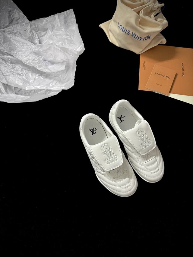 Lv Foottprint Soccer 新品 这款复古球鞋 麂皮质感高级 经典老花 Logo 加持 时髦又有辨识度 搭配裤装 裙装都能轻松拿捏街头松弛感 穿去