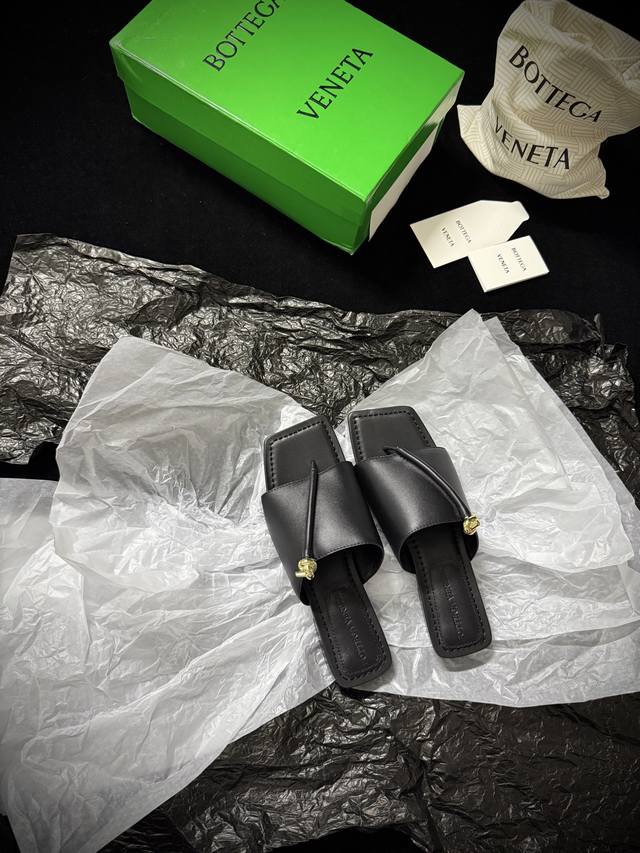 Bottega Venet* 新品 Bv 这双黑色凉拖 简直是时髦精的本命鞋履 利落的方形轮廓 自带高级气场 简约的交叉带设计点缀精致的金色细节 随性又不失奢华