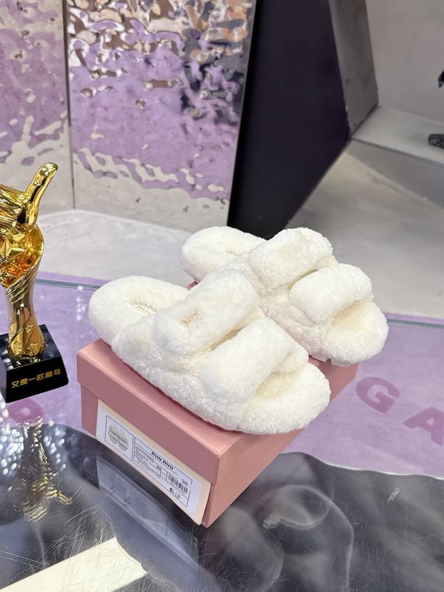 Miumiu毛拖 真材实料 最新款 25新款羊毛拖鞋 1:1开模秒杀市场一切版本欧美名媛明星、网红的大爱款 时尚百搭潮流毛拖欧洲进口A级羊毛 与原版一致满鞋全部