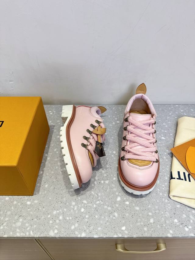 Louis Vuitton 路易威登 Remix系列 情侣款 登山靴 系带 厚底 德比鞋 这款Lv Remix 系带鞋向经典登山靴撷取灵感，以崭新比例塑造前卫构