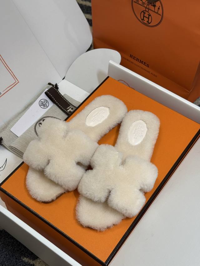 顶级品质 Hermes Fw25 New Arrival～ 爱玛仕秋冬新品H羔羊毛拖鞋 25Ss新配色选用高密度羊皮毛一体材质 毛质为剪糕直毛～看起来蓬松温暖