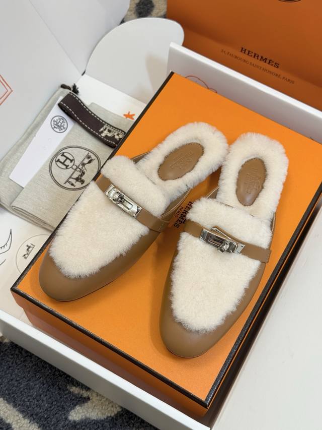 顶级品质 Hermes Fw25 New Arrival～ 爱玛仕秋冬新品Kelly扣半拖 糕羊毛柔软舒适又保暖搭配经典Kelly扣 高级好看又好穿～时髦精秋冬