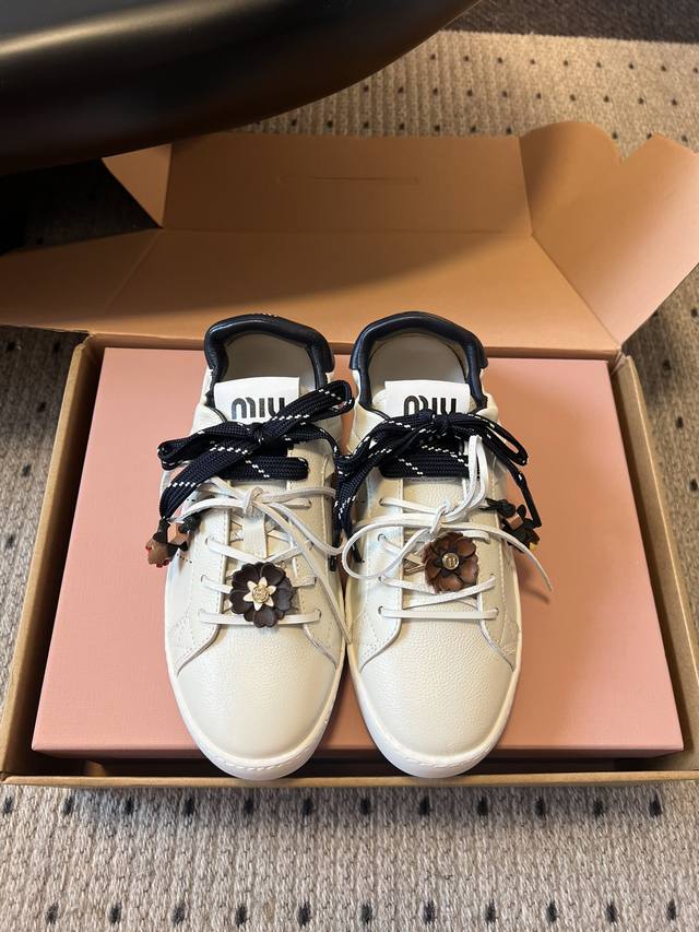 顶级品质 Miu Mi* 25Ss 缪缪薄底饼干底 25Ss 春夏新款英伦风系带 小白鞋 休闲鞋 Miumiu秀场适当独一无二的擦色工艺工艺来自Miu Miu系