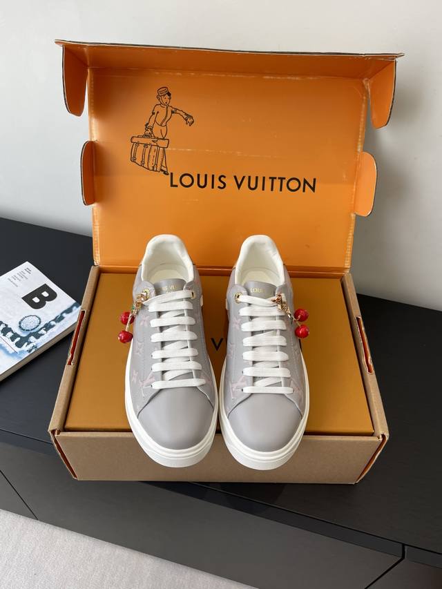 Louis Vuitton路易威登 休闲板鞋 小白鞋 超多网红时尚博主种草 简约的鞋型格板设计 品牌Logo压花 老花拼接 鞋舌的 Lv Circle 橡胶贴饰