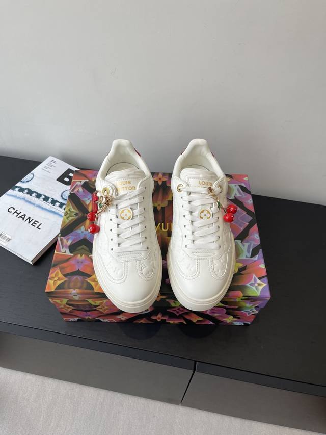 Lv Groovy Platform 休闲运动鞋 采用顶级Monogram压纹牛皮革 尽显贵族气息 加厚橡胶外底 稳定耐磨 运动自如 鞋舌与外底饰有经典路易威登