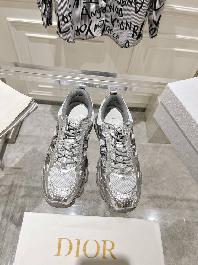 出厂 Dior 迪奥 Ss新款 Chrono系列厚底网面拼色跑鞋老爹鞋休闲运动鞋 顶级版本原版购入开发做货 这款Dior Chrono运动鞋采用白色和黑色网眼织