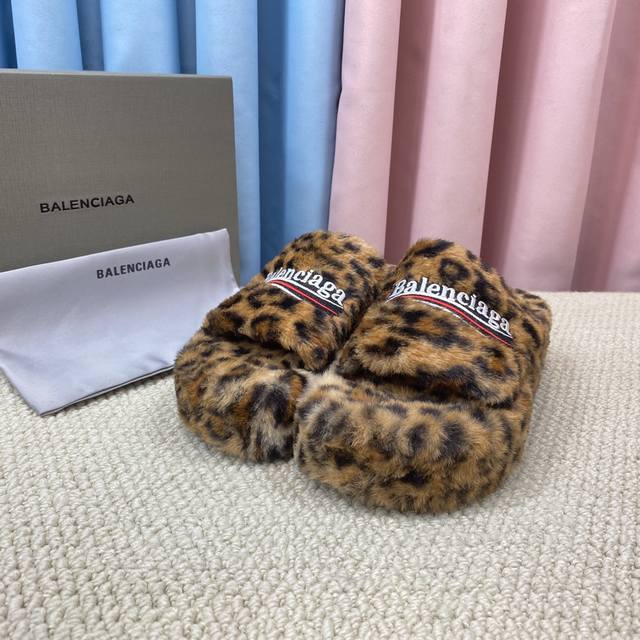 顶级版本 厚底真羊毛！新色！Balenciag 巴黎世家潮品毛拖 ！ 最新的 Political Campaign 徽标刺绣！高级感满满当当！ 欧美名媛 明星