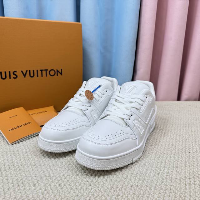 新款的情侣 Lv-Trainer路易-威登 Pk市场一切版本 情侣款 走秀新款 篮球板鞋 代购品质 原版1：1开发复刻！！上脚非常舒适 做工精细 鞋面由意大利进