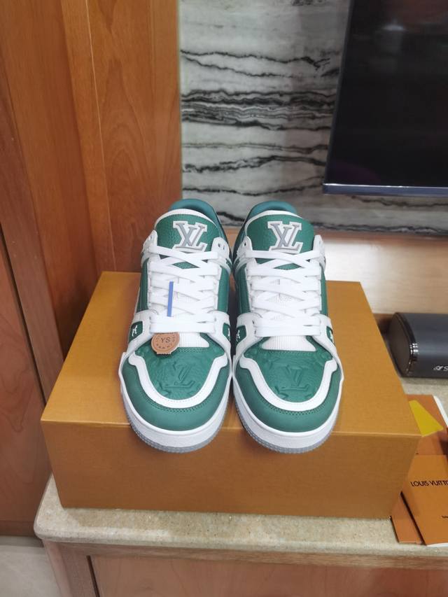 新款的情侣爆款出货上新 Lv-Trainer路易-威登 Pk市场一切版本 走秀新款 篮球板鞋 原版1：1开发复刻！！上脚非常舒适 做工精细 鞋面由意大利进口小牛