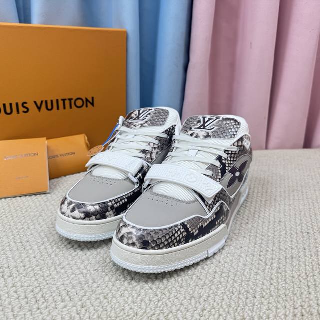 新款情侣代购级别品质 市面最齐全 Lv-路易-威登 Pk市场一切版本 走秀新款 篮球板鞋 原版1：1开发复刻！！上脚非常舒适 做工精细 鞋面由意大利进口小牛皮拼