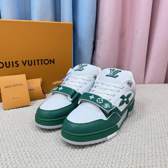 情侣新款 Lv-Trainer路易-威登 Pk市场一切版本 情侣款 走秀新款 篮球板鞋 代购品质 原版1：1开发复刻！！上脚非常舒适 做工精细 鞋面由意大利进口