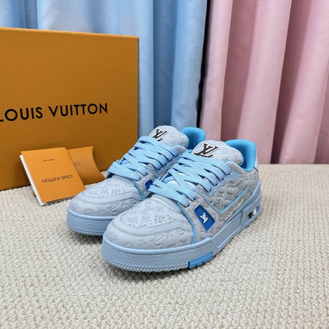 现货的情侣 Lv-Trainer路易-威登 Pk市场一切版本 走秀新款 篮球板鞋 原版1：1开发复刻！！上脚非常舒适 做工精细 鞋面由意大利进口小牛皮拼接，侧边