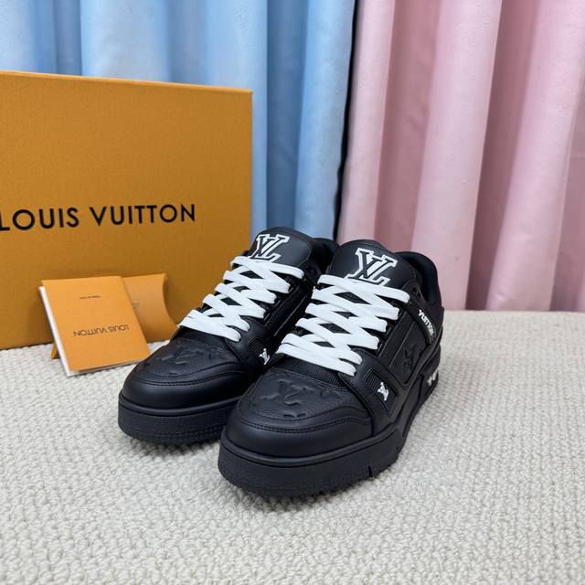 大量现货的情侣 Lv-Trainer路易-威登 Pk市场一切版本 走秀新款 篮球板鞋 原版1：1开发复刻！！上脚非常舒适 做工精细 鞋面由意大利进口小牛皮拼接，