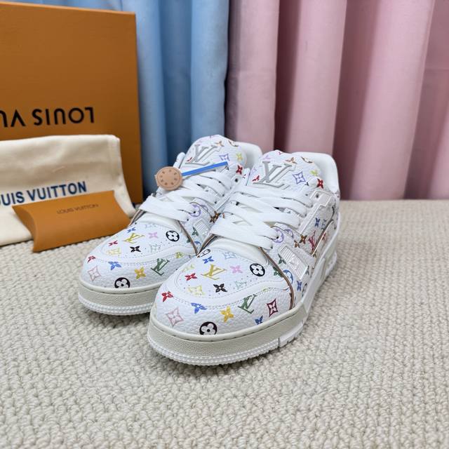 大量现货的情侣顶级版本 Lv-Trainer路易-威登 Pk市场一切版本 情侣款 走秀新款 篮球板鞋 代购品质 原版1：1开发复刻！！上脚非常舒适 做工精细 鞋