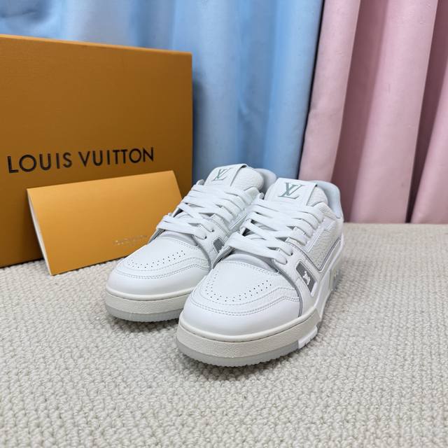 现货新款的情侣 Lv-Trainer路易-威登 Pk市场一切版本 情侣款 走秀新款 篮球板鞋 代购品质 原版1：1开发复刻！！上脚非常舒适 做工精细 鞋面由意大