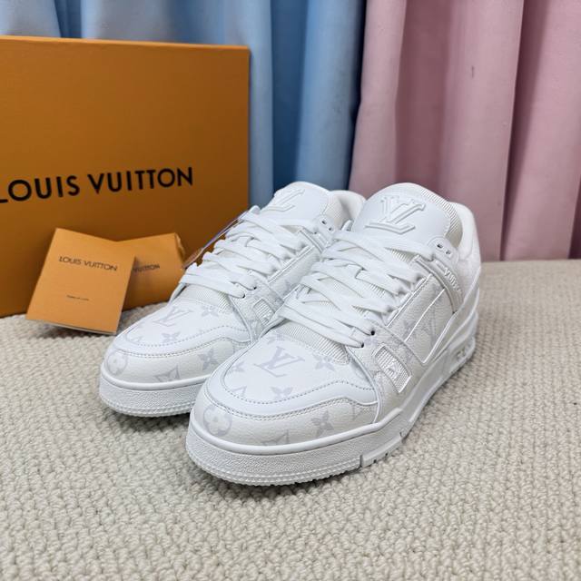 大量现货的新款情侣代购级别品质 市面最齐全 Lv-路易-威登 Pk市场一切版本 走秀新款 篮球板鞋 原版1：1开发复刻！！上脚非常舒适 做工精细 鞋面由意大利进