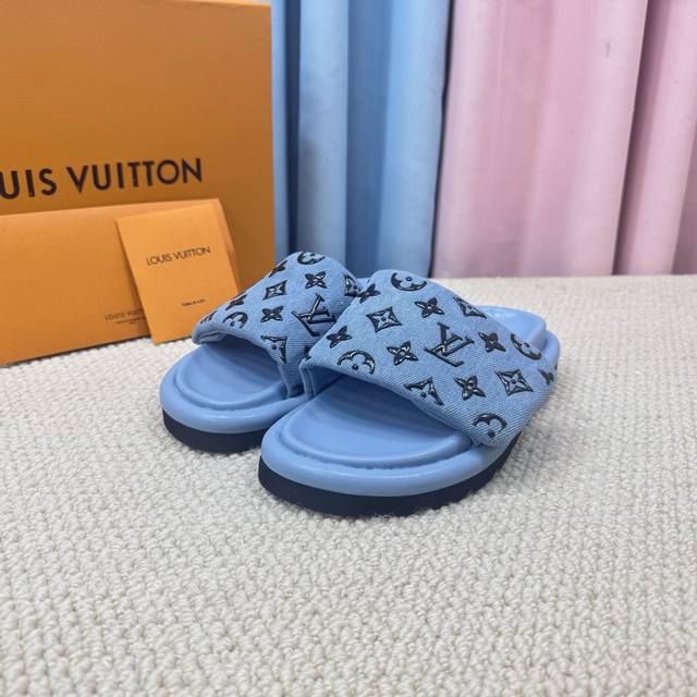 Lv 路易威登 顶级代购货，最高版本 专柜新款 压花Logo情侣款 拖鞋糖果色系列， 爆款拖鞋，上脚很美。 购入正品原版 魔术贴方便调大小 正品级顶级货版本！