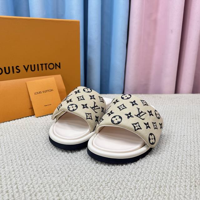 Lv 路易威登 顶级代购货，最高版本 专柜新款 压花Logo情侣款 拖鞋糖果色系列， 爆款拖鞋，上脚很美。 购入正品原版 魔术贴方便调大小 正品级顶级货版本！