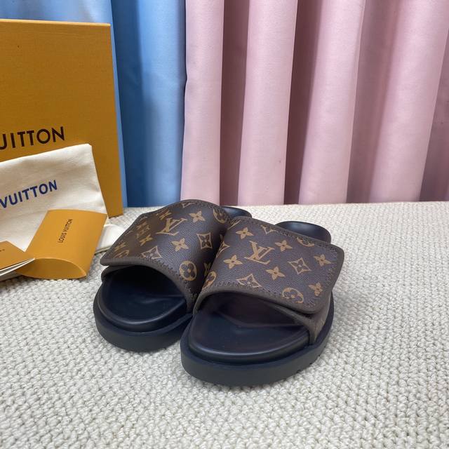 情侣款 Louis Vuitton 顶级版本最新走秀款平底拖鞋 香港原版购入一比一开模 本款Sienna凉鞋为拉菲草刺绣Lv字母和Monogram花卉，与进口羊