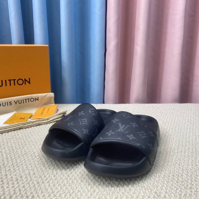 Lv 最好看的拖鞋 3D打印鞋面 Lv火爆小红书 高级慵懒风. 上脚很有质感，一如既往的好穿，和毛毛拖鞋一样舒服不硬也不是很挤超级舒服 大爱豆沙绿毫无缺点，玫瑰