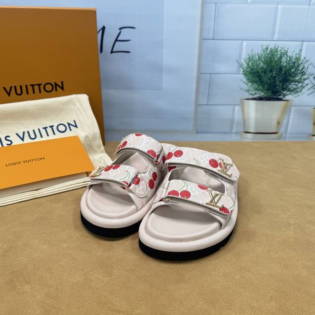 情侣款 Louis Vuitton 顶级版本最新走秀款平底百搭 香港原版购入一比一开模 本款Sienna百搭为拉菲草刺绣Lv字母和Monogram花卉，与进口羊