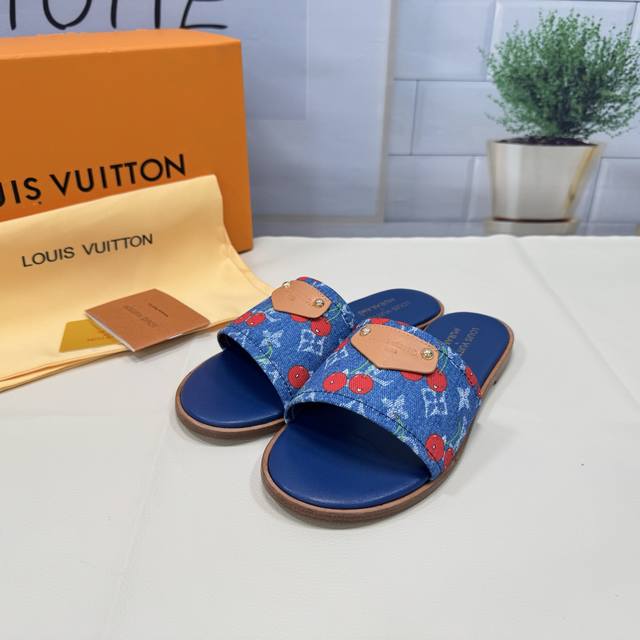 顶级版本 Lv 新款牛仔布拖鞋凉鞋 这款 Helios 凉鞋采用漂白Monogram 牛仔帆布制成，搭配天然皮革饰边，引人注目。该表款以精致的金色细节为特色，例