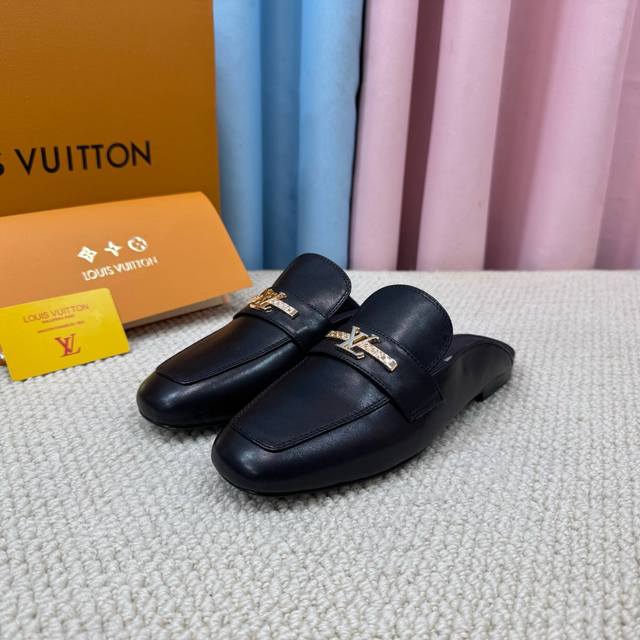 新款的 Lv 路易威登 早春新品 顶级版本 专柜主打最新款 拖鞋 猫跟拖鞋 硬货上新 鞋面：牛皮 粒面牛皮 牛仔布 内里：进口山羊皮里 跟高：平底 鞋码: 35