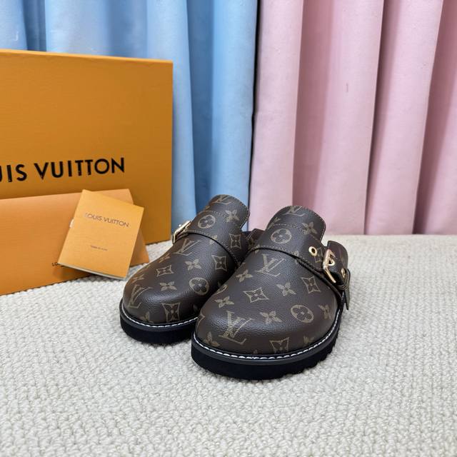 新款的 Lv 路易威登 早春新品 顶级版本 专柜主打最新款 拖鞋 猫跟拖鞋 硬货上新 鞋面：牛皮 粒面牛皮 牛仔布 内里：进口山羊皮里 跟高：平底 鞋码: 35