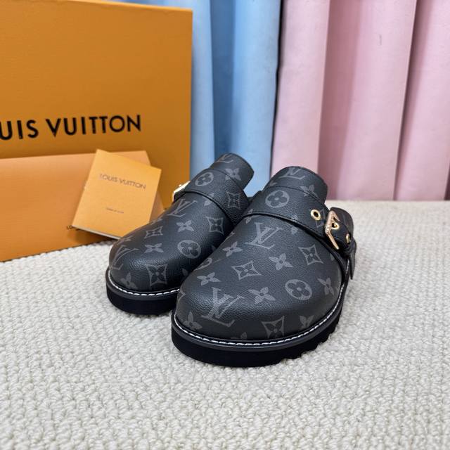 新款的 Lv 路易威登 早春新品 顶级版本 专柜主打最新款 拖鞋 猫跟拖鞋 硬货上新 鞋面：牛皮 粒面牛皮 牛仔布 内里：进口山羊皮里 跟高：平底 鞋码: 35