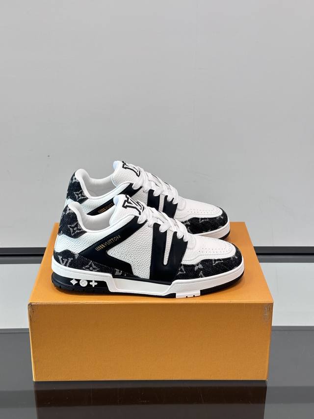Lv 驴家 路易威登 新配色 情侣款Trainer运动鞋，本款 Lv Trainer 运动鞋取材柔软粒面小牛皮，呈现纯净色调，后部#54标识追溯品牌诞生于185